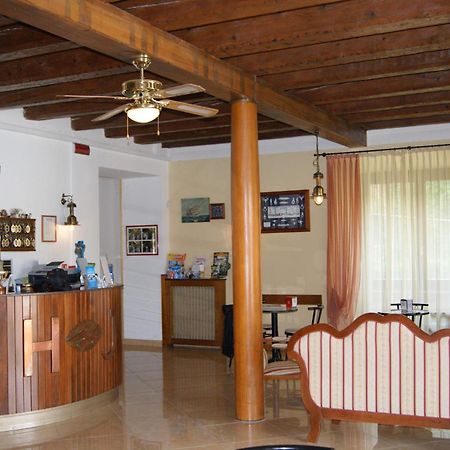 Hotel Johnson Пескиера дел Гарда Екстериор снимка