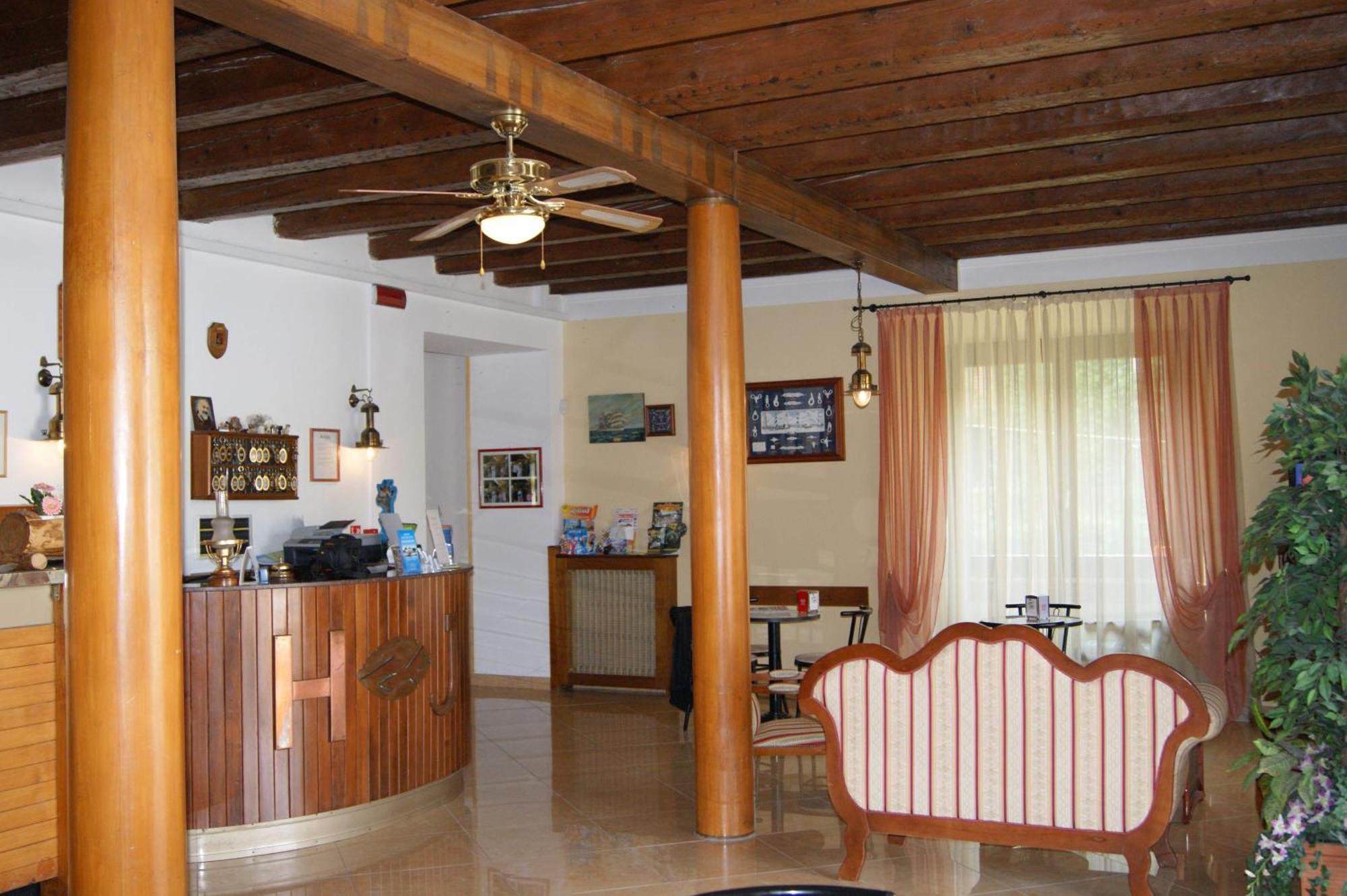 Hotel Johnson Пескиера дел Гарда Екстериор снимка