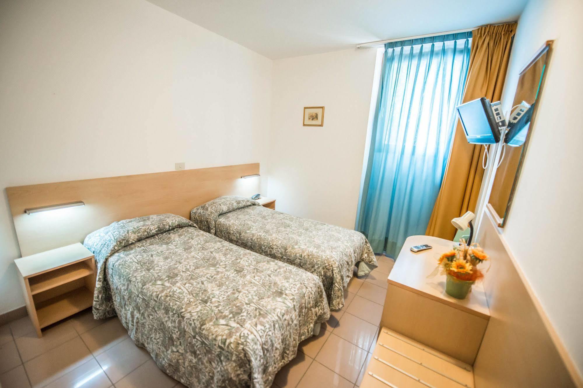 Hotel Johnson Пескиера дел Гарда Екстериор снимка