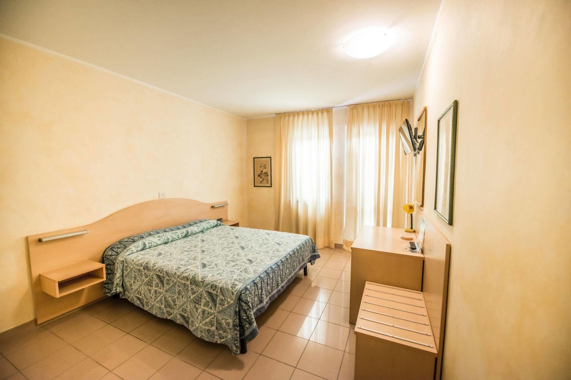 Hotel Johnson Пескиера дел Гарда Екстериор снимка